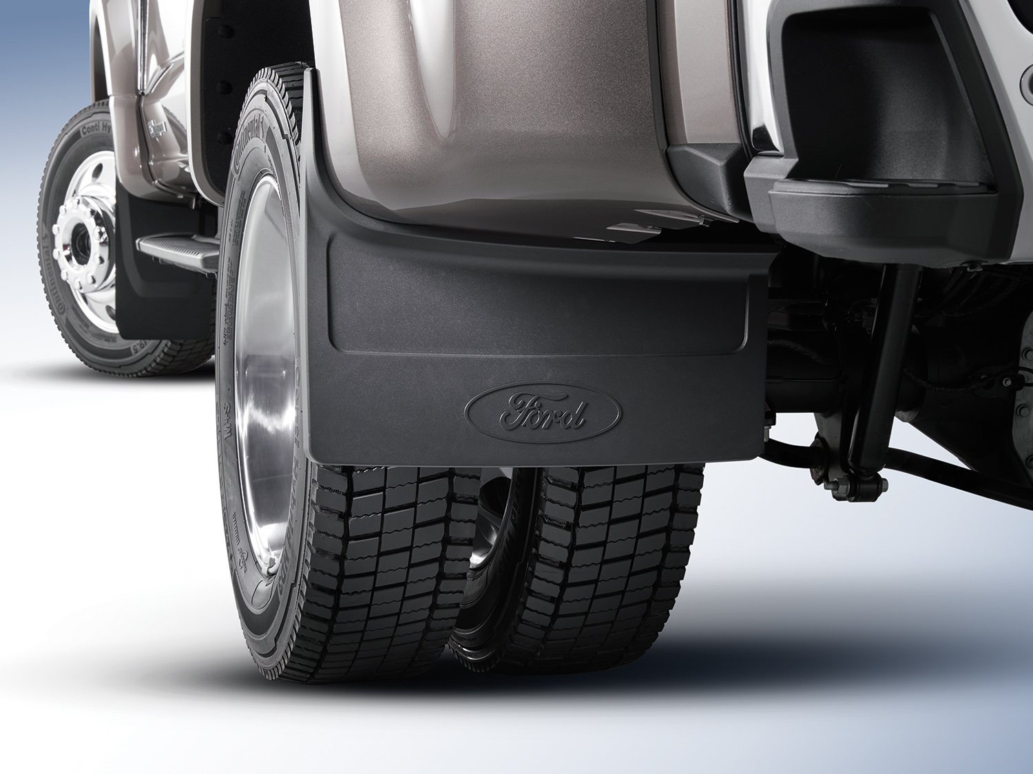 Image pour Pare-boue – Moulés, paire arrière (RARJ) avec ovale Ford, noirs, sans moulures de passage de roue seulement à partir de AccessoriesCanada