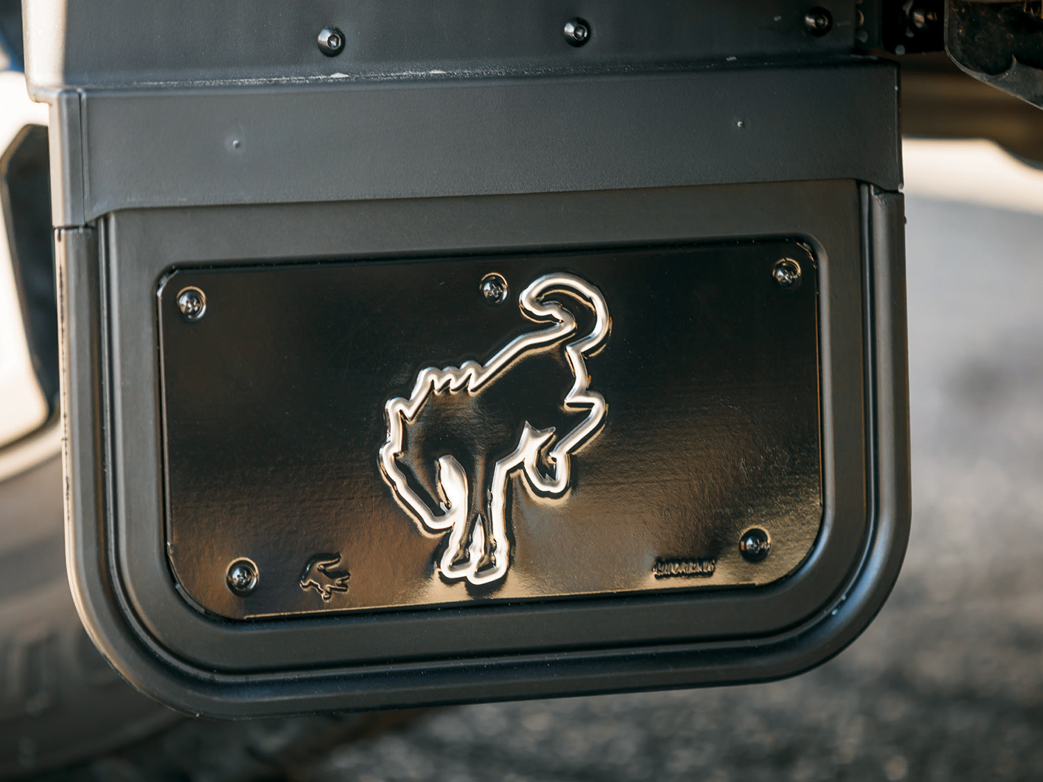 Image pour Pare-boue ؘ– Gatorback, paire avant pour Bronco avec pare-pierres, avec logo Bronco du cheval qui rue à partir de AccessoriesCanada